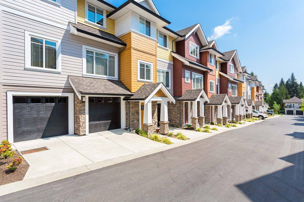 Nice,Neighborhood,On,A,Sunny,Day.,Townhouses,In,The,Suburbs