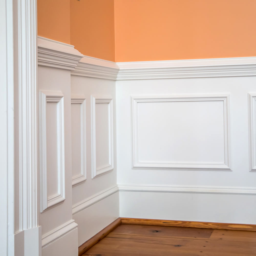 White,Wainscoting,And,Chair,Rail,On,Wall,Of,Orange,Peach